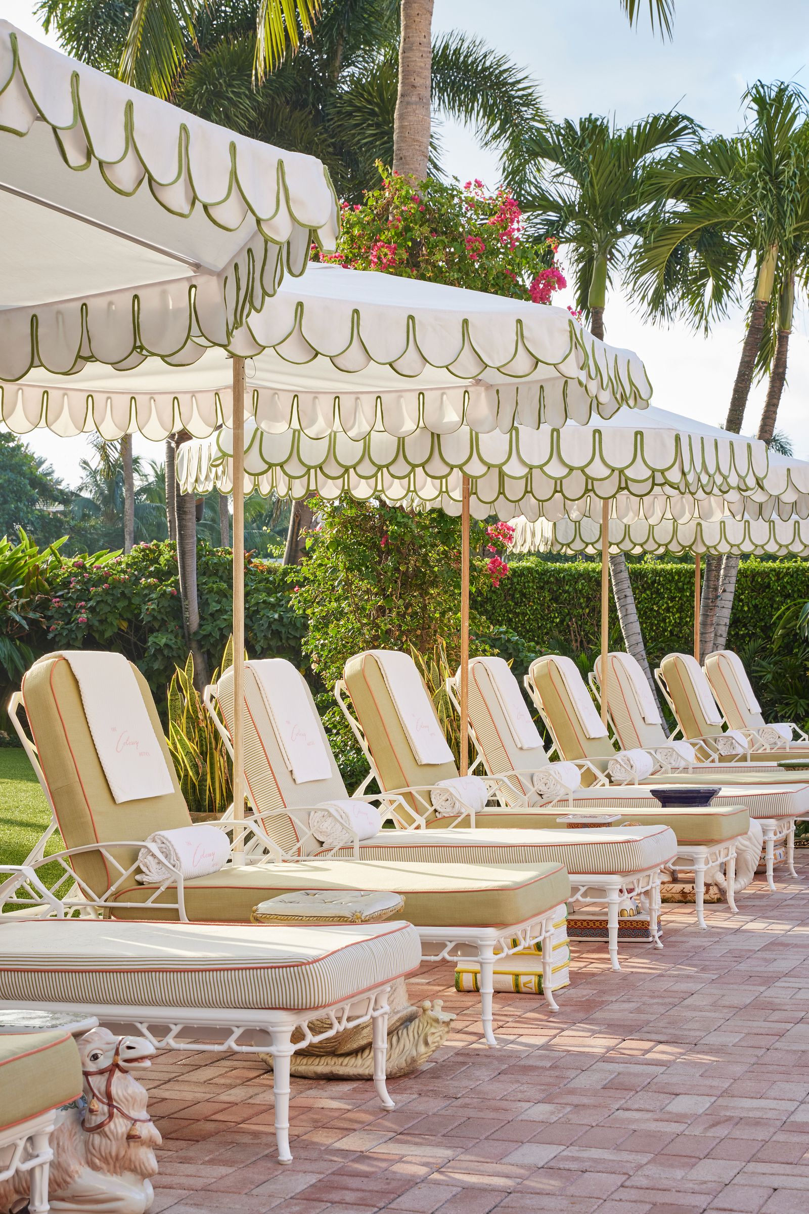 Where the wellheeled gather for ros and to seeandbeseen at The Colony Hotel.