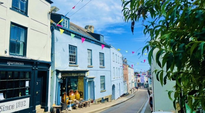 Councils in England to get new powers to reserve contracts for local small businesses