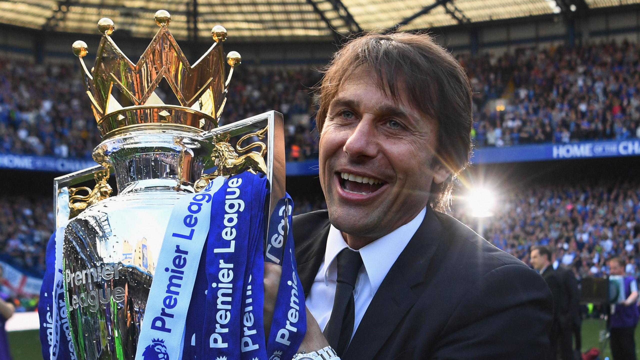 Antonio Conte holds the Premier League trophy