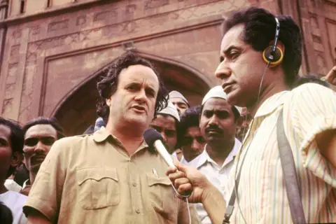 Sir Mark Tully, the BBC’s ‘voice of India’, dies aged 90