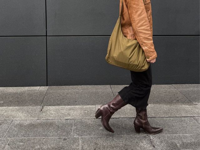 Editor carrying the Baggu nylon shoulder bag