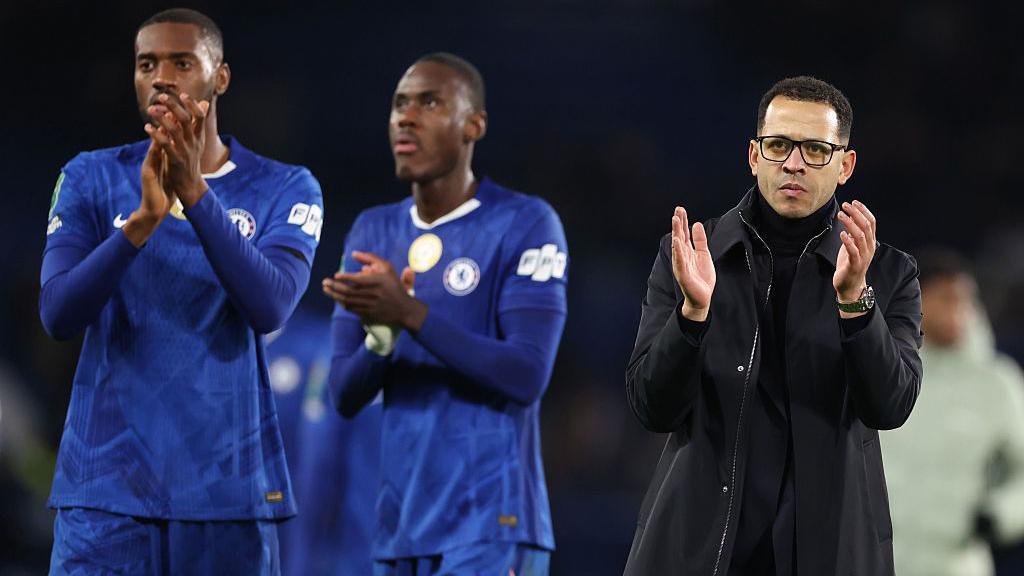 Chelsea boss Liam Rosenior with Tosin Adarabioyo and Trevoh Chalobah
