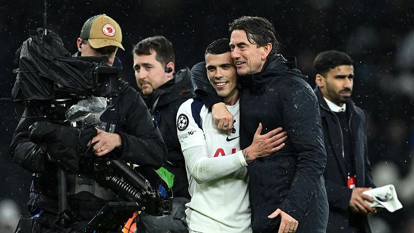 Thomas Frank celebrates the win against Borussia Dortmund