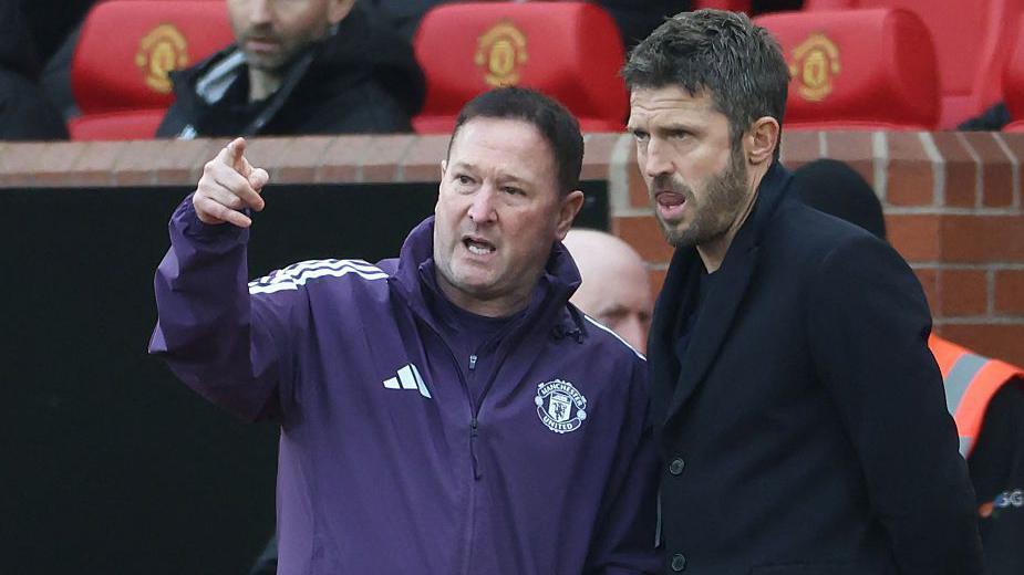 Manchester United's interim head coach Michael Carrick (r) with his assistant Steve Holland