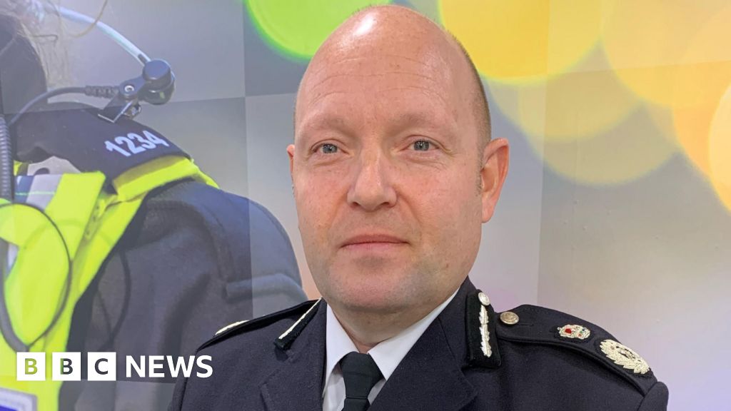 Minister will not be drawn on police chief future