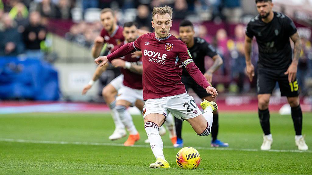 West Ham Jarrod Bowen scoring a penalty