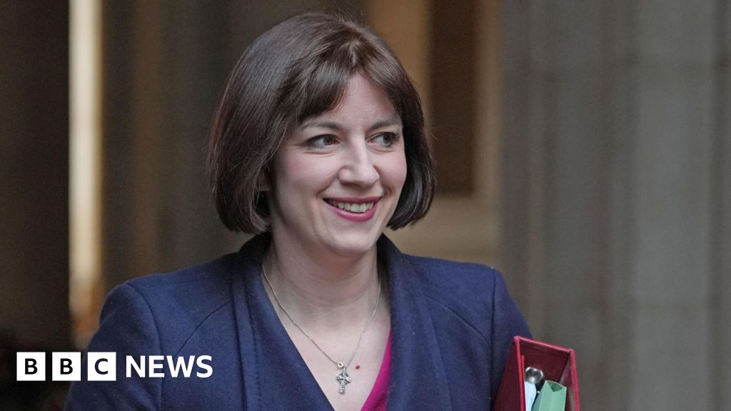 Make sure pupils don’t ever use phones at school, education secretary tells teachers