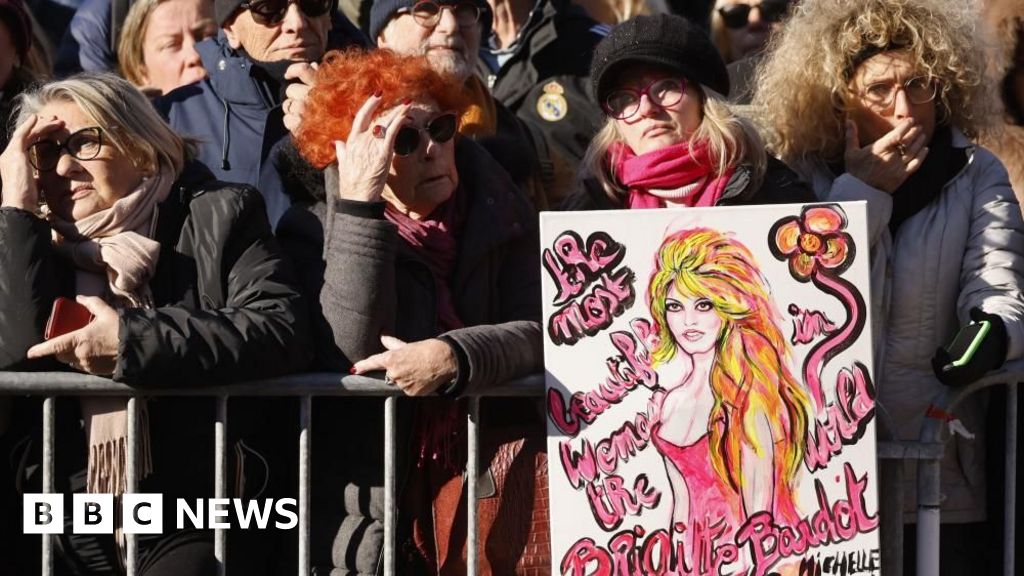 Crowds line Saint-Tropez streets for Bardot funeral