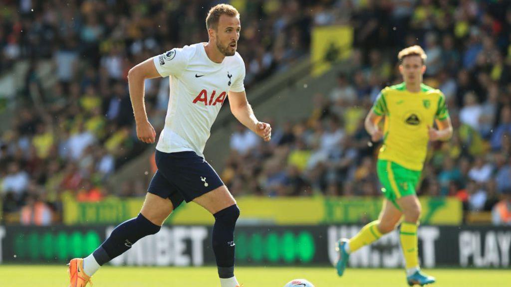 Harry Kane playing for Spurs v Norwich