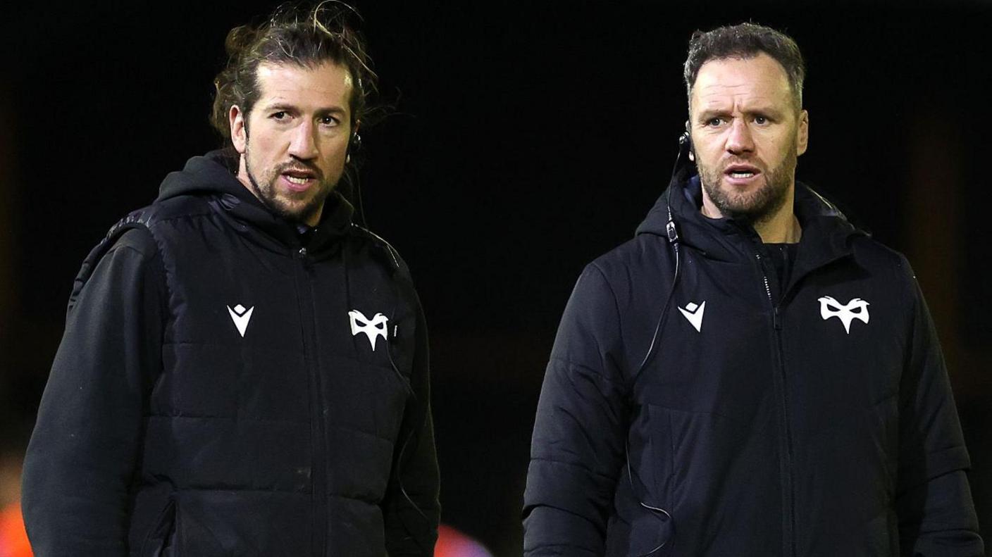 Justin Tipuric watches on alongside Mark Jones (right)