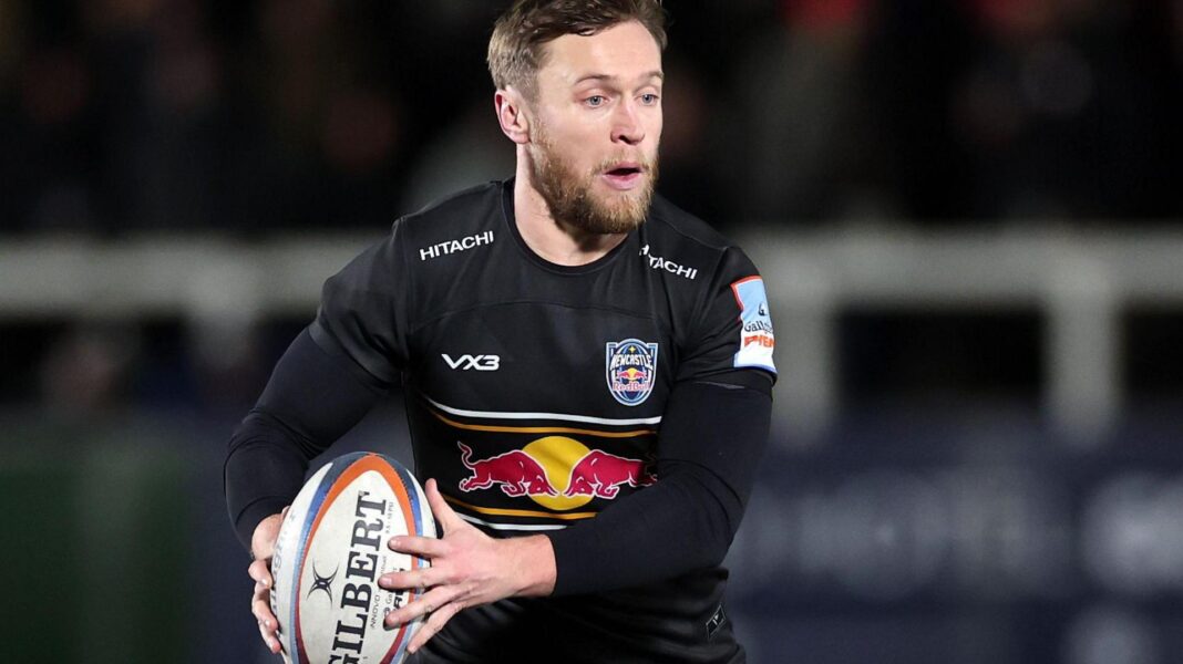 Newcastle fly-half Connon signs new deal