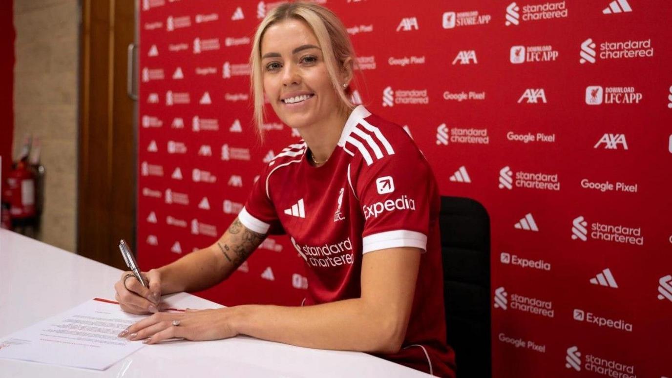 Denise O'Sullivan signing for Liverpool