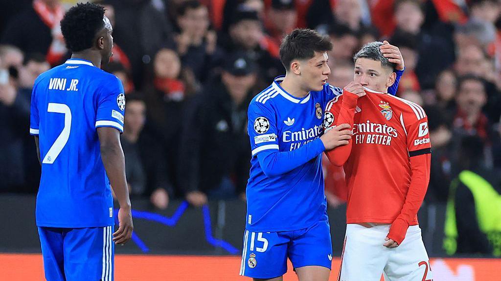 SL Benfica's Argentine forward Gianluca Prestianni hides his mouth while arguing with Real Madrid's Brazilian forward Vinicius Junior