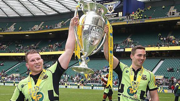 Dylan Hartley (left) and George North hold up the English Premiership trophy at Twickenham