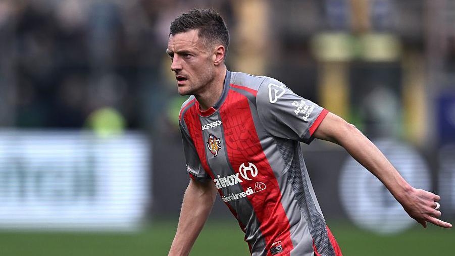 Jamie Vardy running while playing for Cremonense in Italy