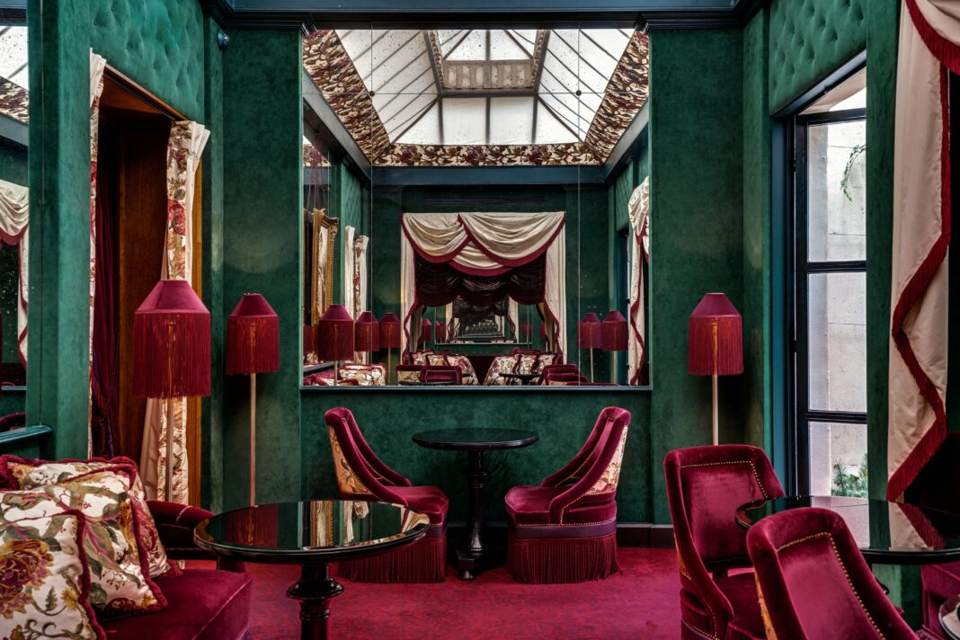 Grab Your Lover—We Found the Most Romantic Hotels in Paris Grab Your Lover—We Found the Most Romantic Hotels in Paris