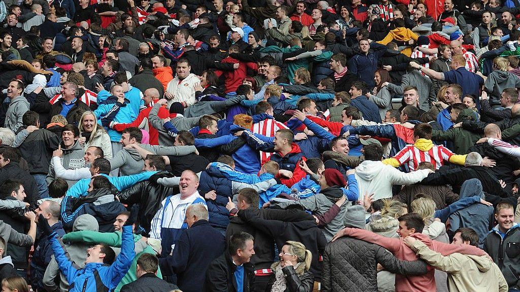 Sunderland fans doing the 'Poznan'