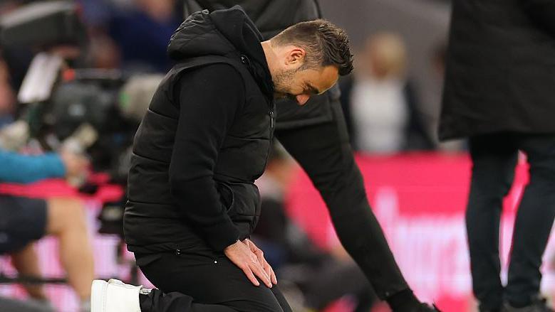 Roberto De Zerbi slumps to his knees during Tottenham Hotspur's draw at home to Leeds United.