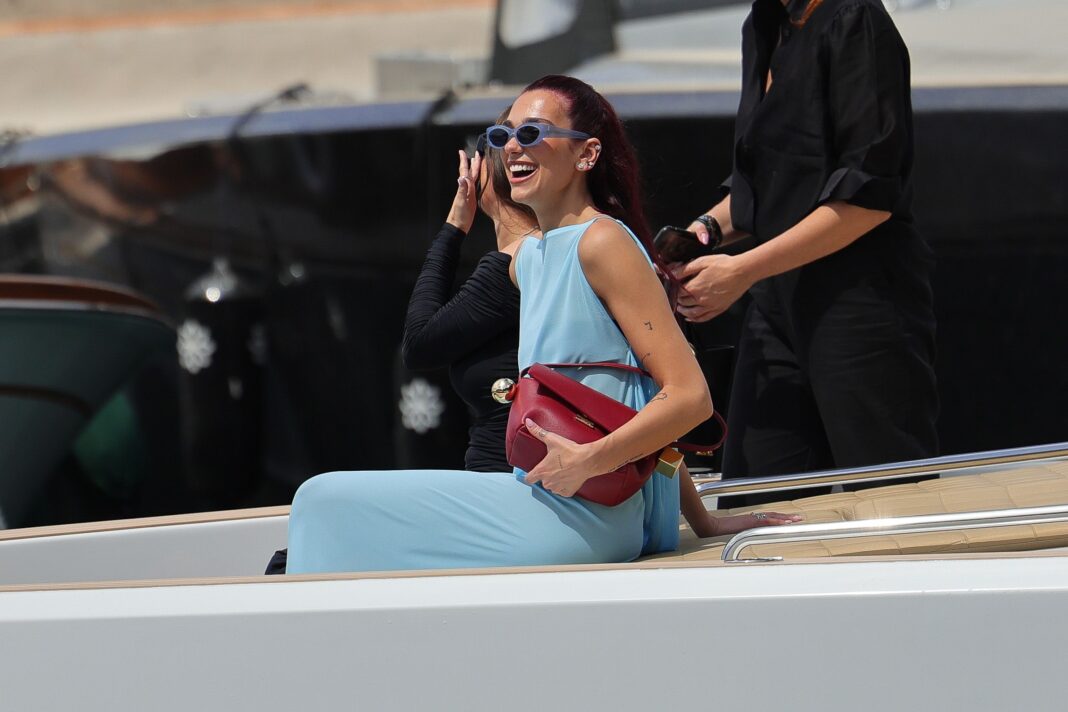 An Airport Hates to See Dua Lipa Coming—Here’s How to Travel Like Her This Summer An Airport Hates to See Dua Lipa Coming—Here’s How to Travel Like Her This Summer