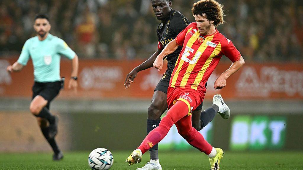 A Le Mans player passes the ball during a match
