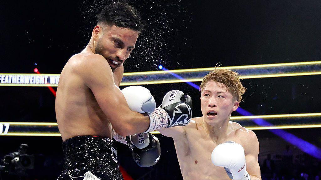 Naoya Inoue punches Ramon Cardenas