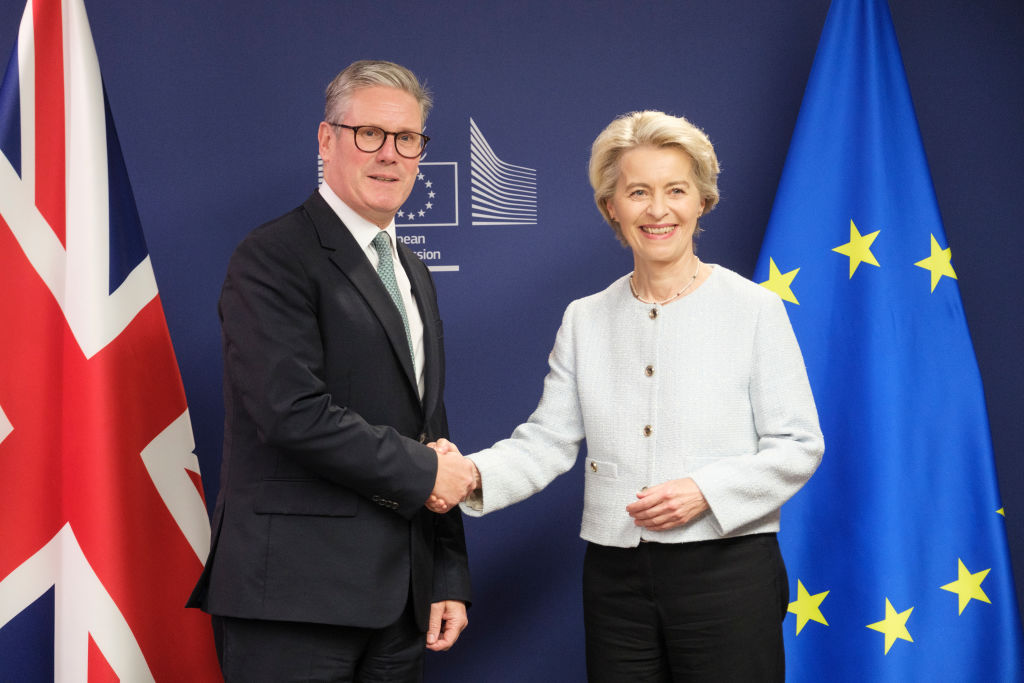Keir Starmer and Ursula von der Leyen shaking hands