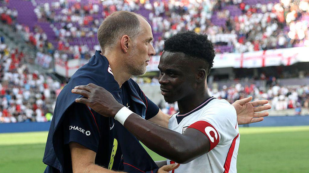 Bukayo Saka with England manager Thomas Tuchel