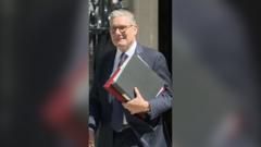 ‘Was the political heat too hot?’: Starmer leaves No 10 ahead of PMQs ‘Was the political heat too hot?’: Starmer leaves No 10 ahead of PMQs