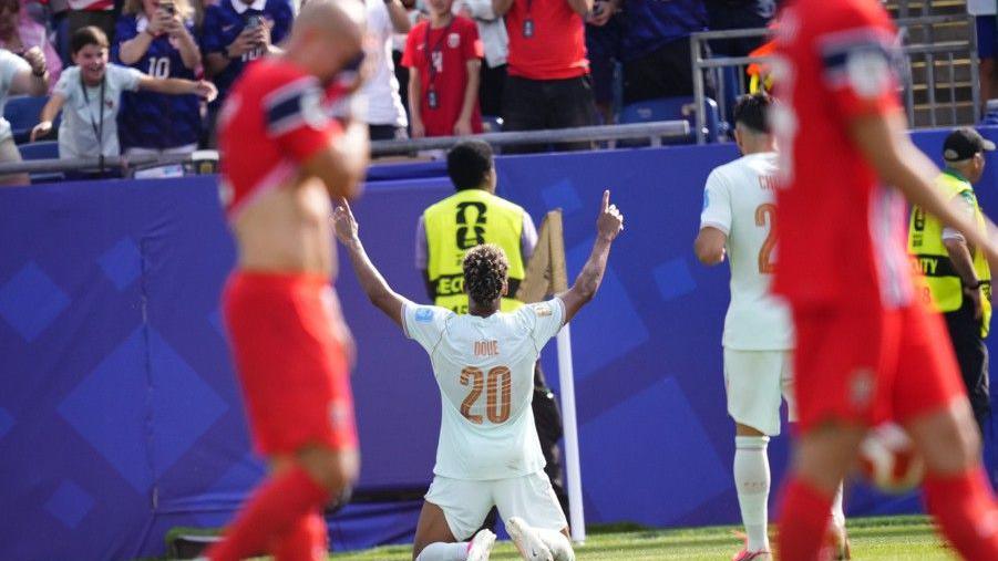 Norway's players react as Desire Doue celebrates scoring France's fourth goal against them at the World Cup