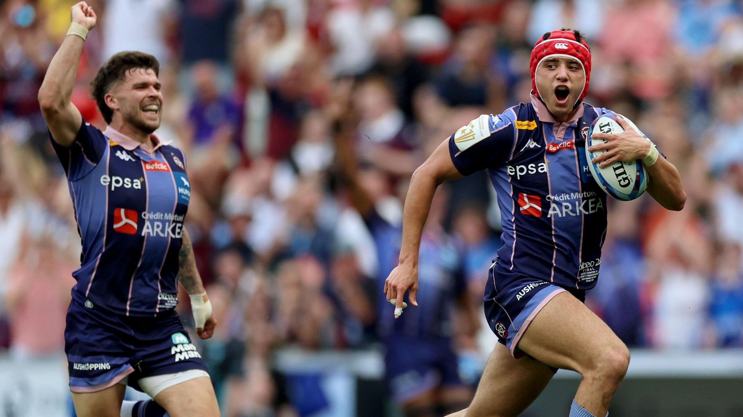 Louis Bielley Biarrey, in Bordeaux-Begles' blue striped kit, runs away with the ball in his hand on his way to scoring a try