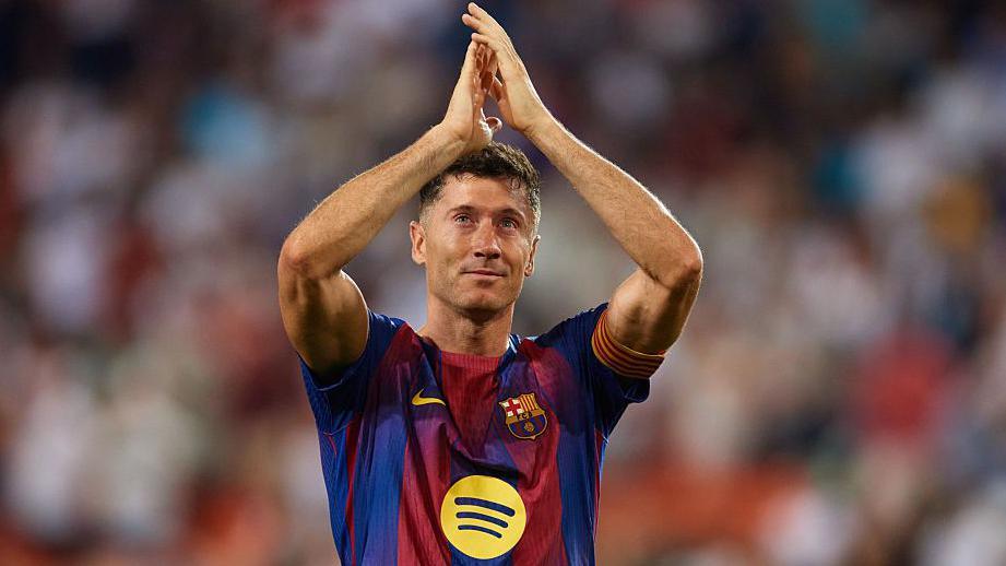 Robert Lewandowski applauds the Barcelona crowd at the end of his last game