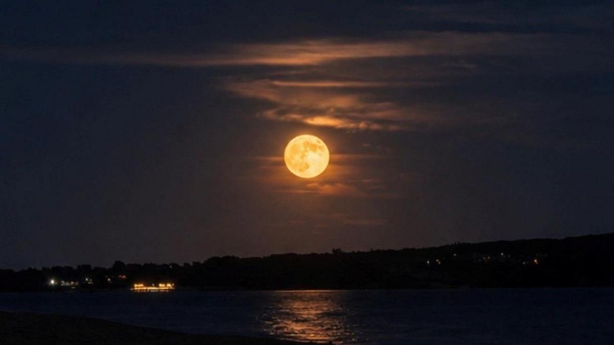 Last nights strawberry moon taken on Hurst Spit, Keyhaven by Amy Thomson.