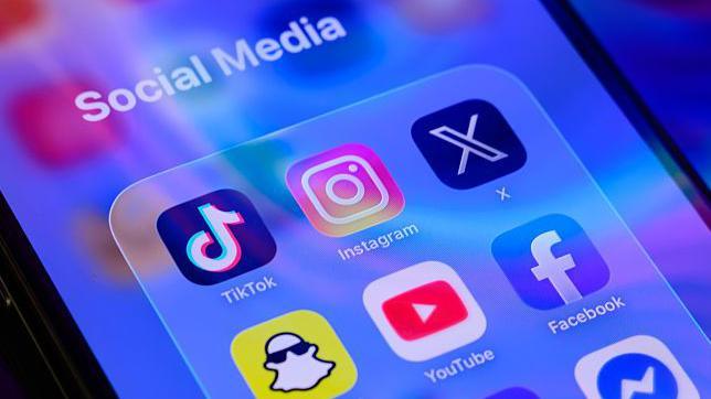 The app symbols for Snapchat, YouTube, Facebook, TikTok, Instagram and X are displayed on a smartphone screen, under the label Social Media.