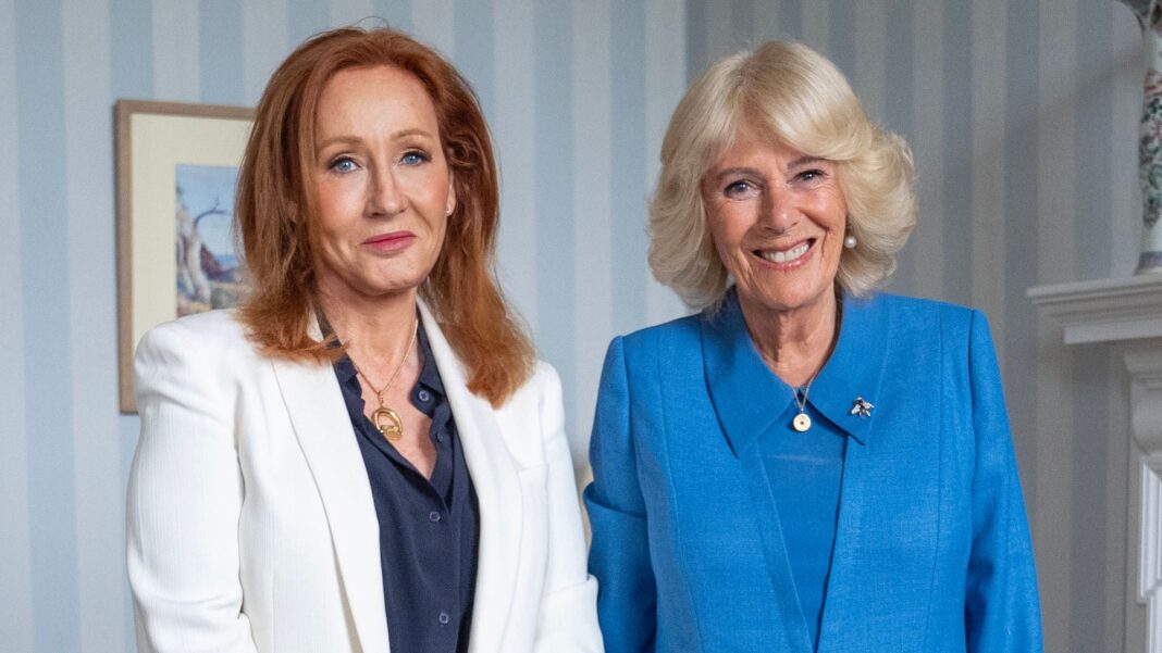 Queen welcomes JK Rowling to Palace of Holyroodhouse Queen welcomes JK Rowling to Palace of Holyroodhouse