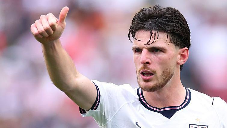 Declan Rice gives a thumbs up