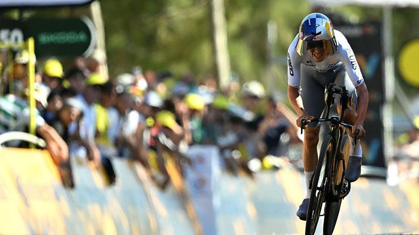 Tom Pidcock finishes Toue de France stage one