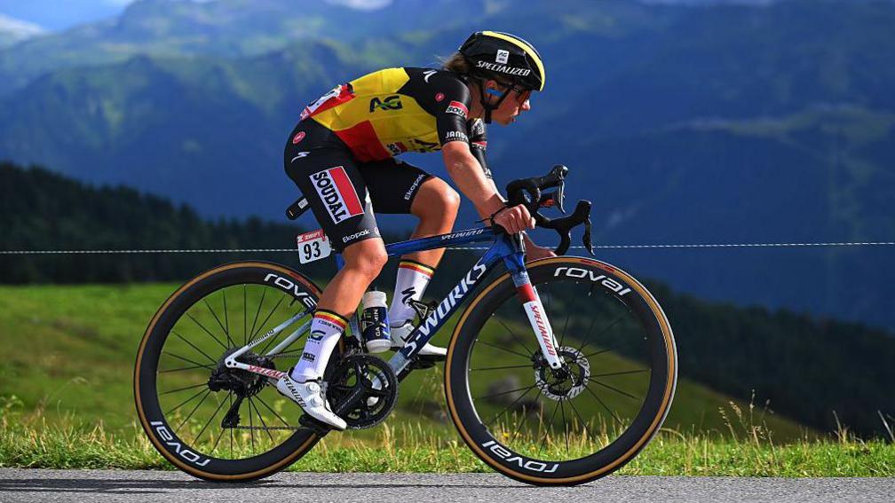 Justine Ghekiere of Belgium and Team AG Insurance - Soudal competes in the chase group during the 4th Tour de France Femmes 2025.