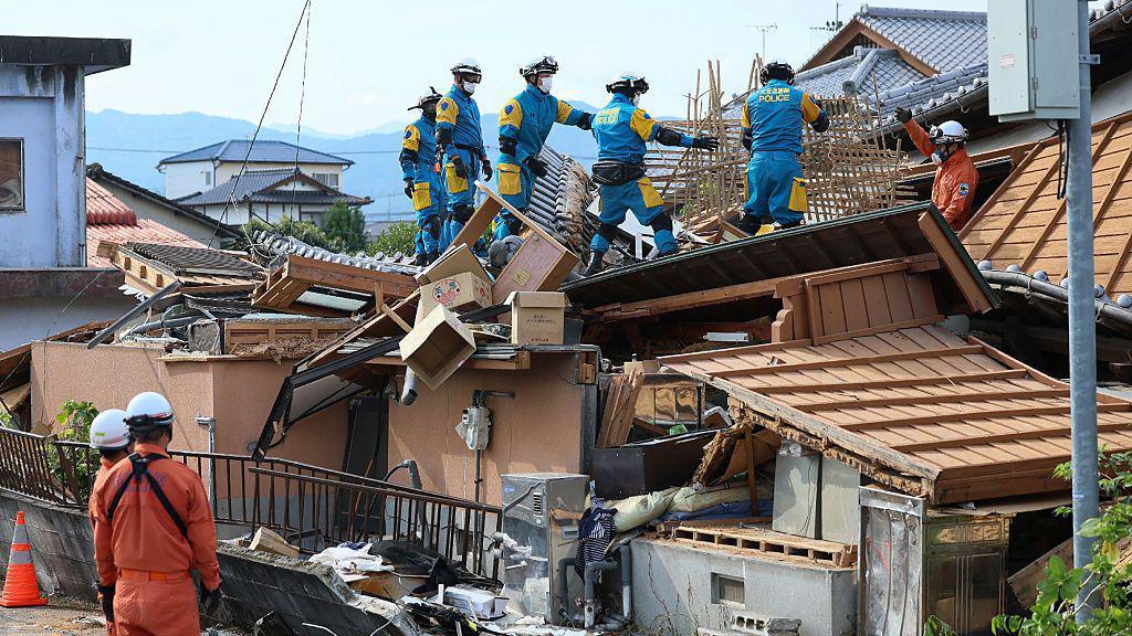 Japan earthquake death toll rises to 30 as evacuees battle sweltering heat Japan earthquake death toll rises to 30 as evacuees battle sweltering heat