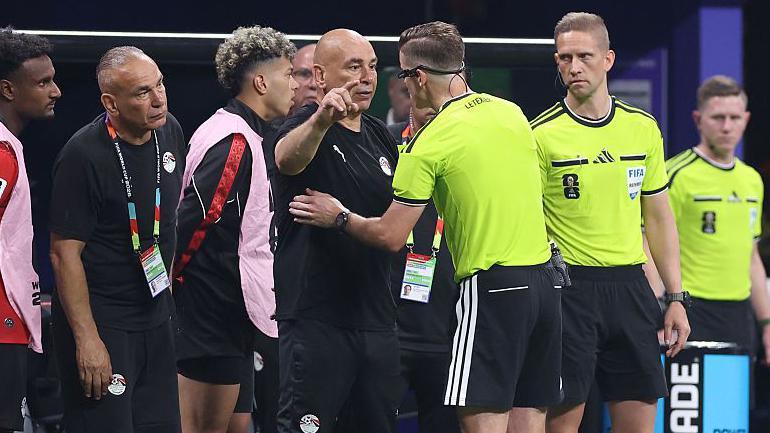 Hossam Hassan, head coach of Egypt, speaks to referee Francois Letexier during the FIFA World Cup 2026 last 16 match against Argentina
