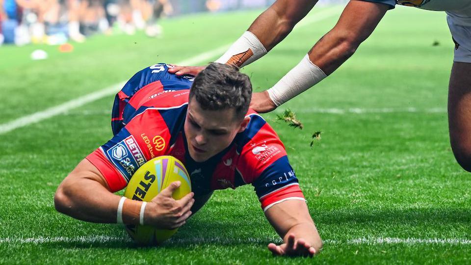 Wakefield thrash Castleford to boost top-four hopes Wakefield thrash Castleford to boost top-four hopes