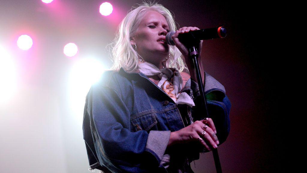 Party Rock Anthem singer Lauren Bennett dies aged 37 Party Rock Anthem singer Lauren Bennett dies aged 37