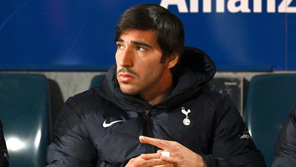 Sandro Tonali looking off to the left on the bench for Spurs during pre-season