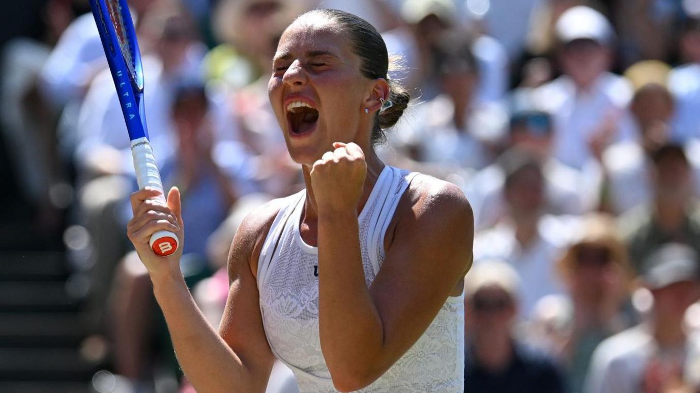 Marta Kostyuk celebrates her victory over Jasmine Paolini