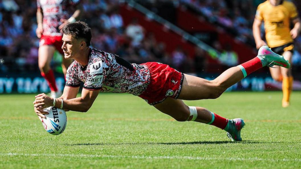 Leigh hold off Castleford to boost play-off hopes Leigh hold off Castleford to boost play-off hopes