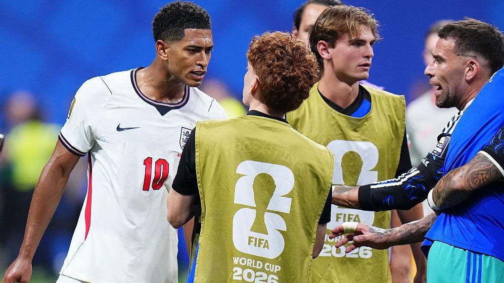 Jude Bellingham of England confronts Valentin Barco of Argentina during the World Cup 2026 Semi Final match between England and Argentina at Atlanta Stadium