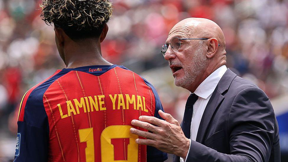 Spain manager Luis de la Fuenta with Lamine Yamal