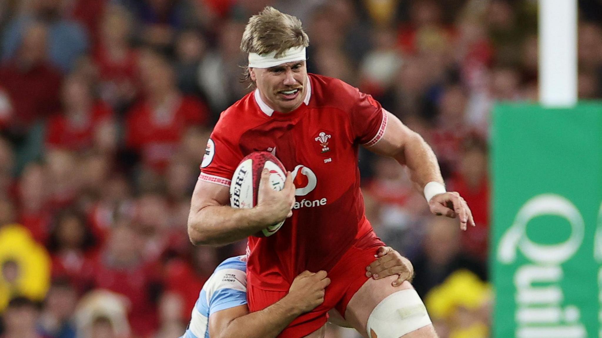 Aaron Wainwright attacks the Argentina defence