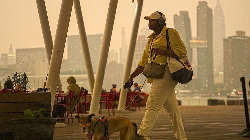 More than 800 Canadian wildfires burning as air quality alerts extend to US More than 800 Canadian wildfires burning as air quality alerts extend to US
