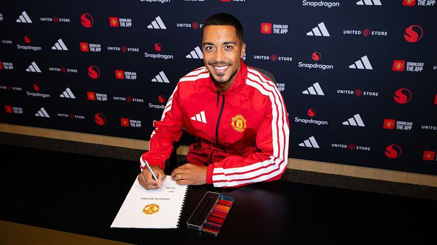 Youri Tielemans signs his Man Utd contract