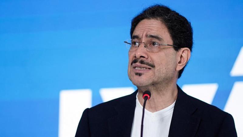Defeated presidential candidate Iván Cepeda addresses the media to announce that he accepts the results of the presidential runoff election, in which he was beaten by right-wing candidate Abelardo De La Espriella, in Bogota, Colombia, June 24, 2026. Cepeda is wearing a black jacket and white, collarless shirt. He is also wearing rimless glasses and speaking into a microphone.